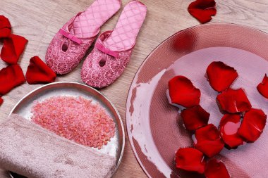 Spa kase su, gül yaprakları ile