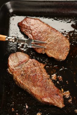 Ahşap arka plan üzerinde Pan kavrulmuş lezzetli et ile kompozisyon