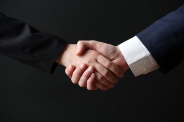 İş karşılıklı koyu arka plan üzerinde