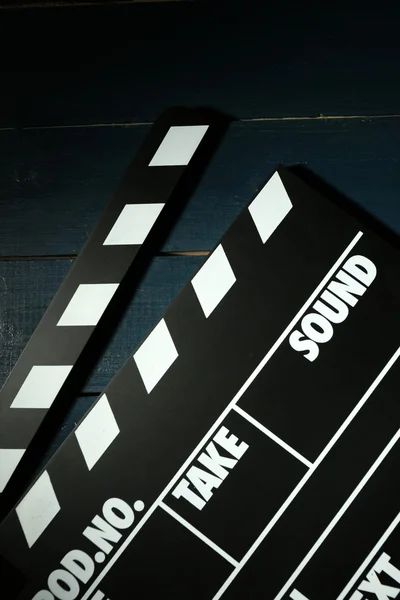木製の背景に映画のクラッパー — ストック写真