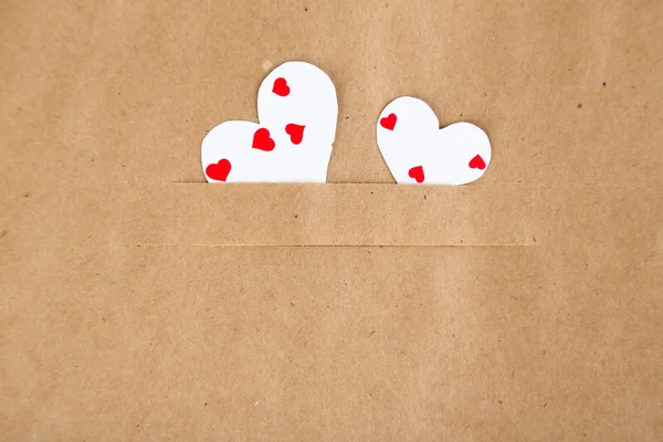 Χαρτί καρδιές σε καφέ φόντο, κλείνω — Φωτογραφία Αρχείου