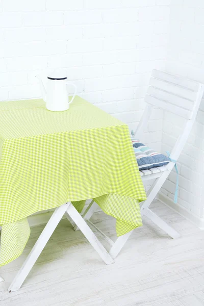 Chaises et table en bois dans la salle à manger — Photo