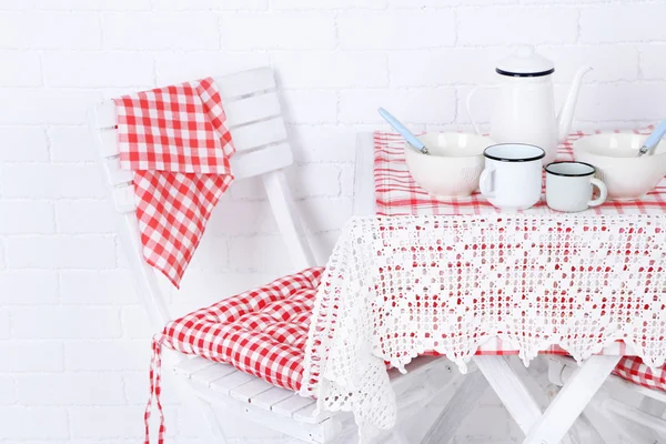 Sedie in legno e tavolo in cucina accogliente — Foto Stock