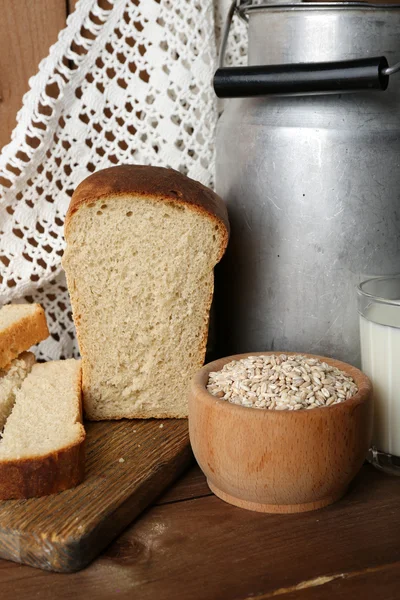 Retro kan voor melk met vers brood en glas melk op houten achtergrond. Bio producten concept — Stockfoto