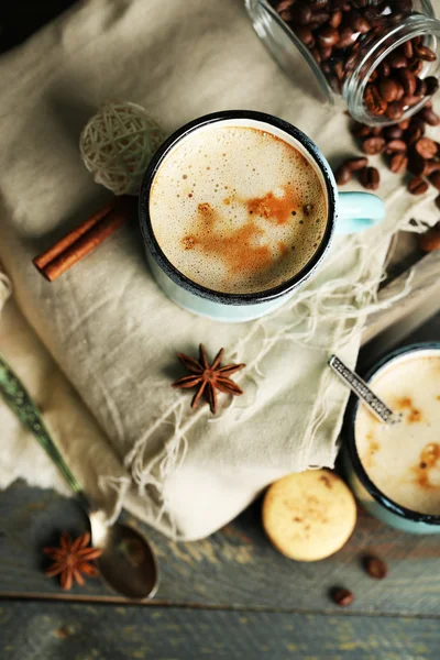 Hermosa composición con sabroso capuchino sobre mesa de madera — Foto de Stock