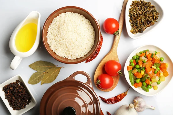 Ingredientes alimentares e utensílios de cozinha para cozinhar em fundo branco — Fotografia de Stock