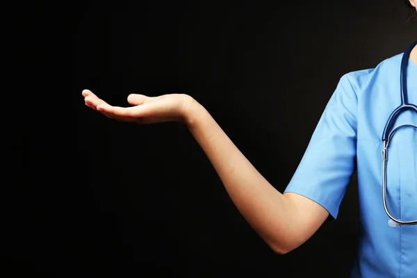 Närbild av läkare hand arbeta med virtuella skärmen på svart bakgrund — Stockfoto