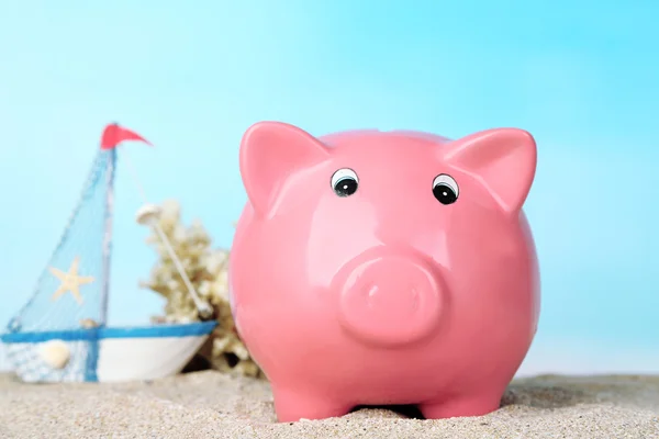 Piggy Bank en la playa — Foto de Stock