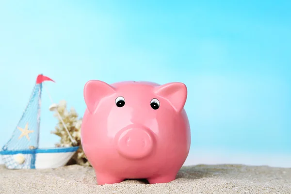 Piggy Bank en la playa — Foto de Stock