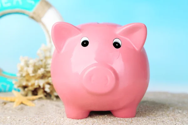 Piggy Bank op het strand — Stockfoto