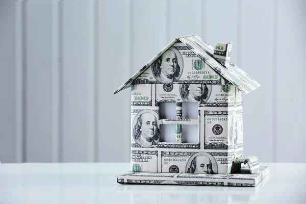 Dinero casa en la mesa — Foto de Stock