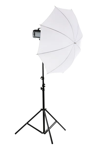 Estudio flash con paraguas aislado en blanco — Foto de Stock