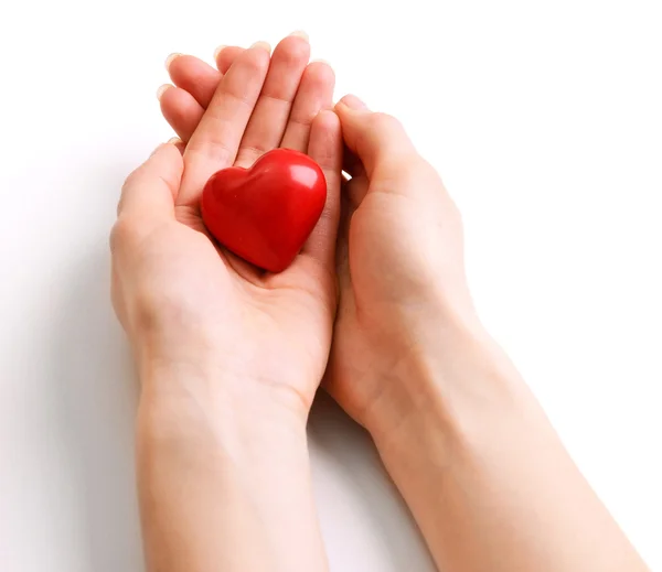 Coeur dans les mains féminines — Photo