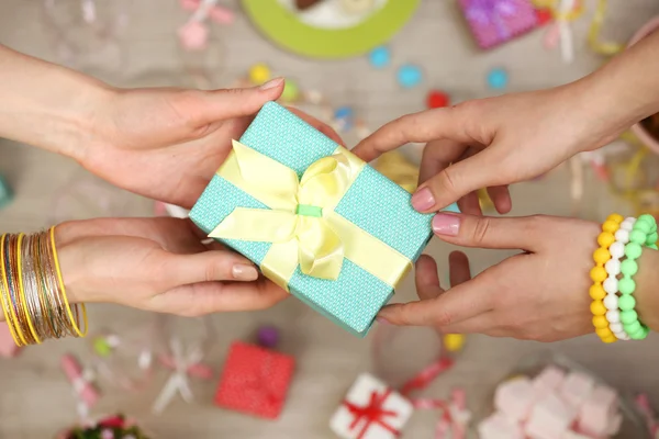 Vrouwelijke handen met cadeau — Stockfoto