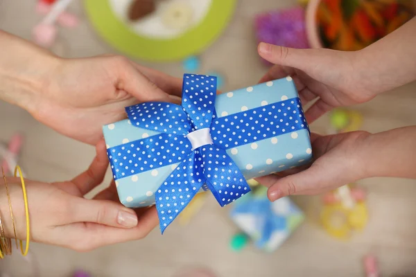 Female hands holding gift — Stock Photo, Image