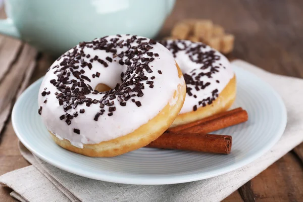 Heerlijke donuts met glazuur — Stockfoto