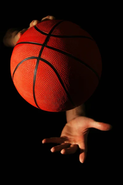 Mains tenant une balle de basket — Photo