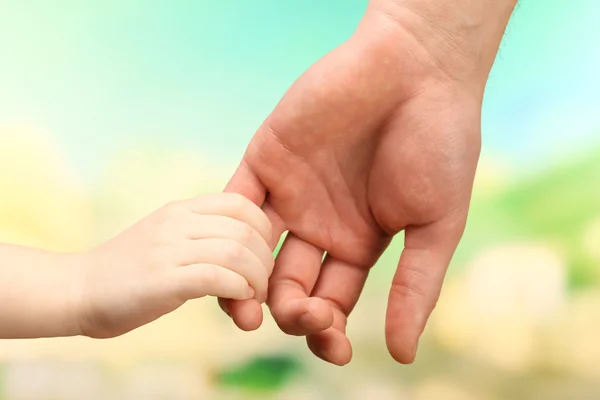 Kind en vader handen op lichte achtergrond — Stockfoto