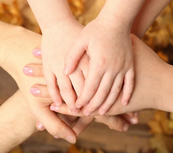 Kind und Vater Hand auf Holzuntergrund — Stockfoto