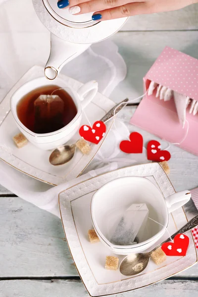 Donna versando tè caldo — Foto Stock
