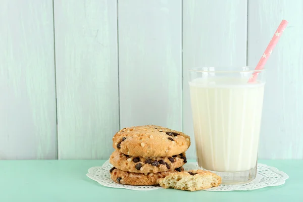 Tasty cookies and glass of milk — Stock Photo, Image