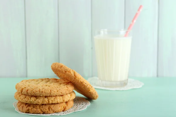 Galletas sabrosas y vaso de leche — Foto de Stock