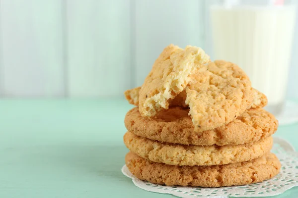 Galletas sabrosas y vaso de leche —  Fotos de Stock