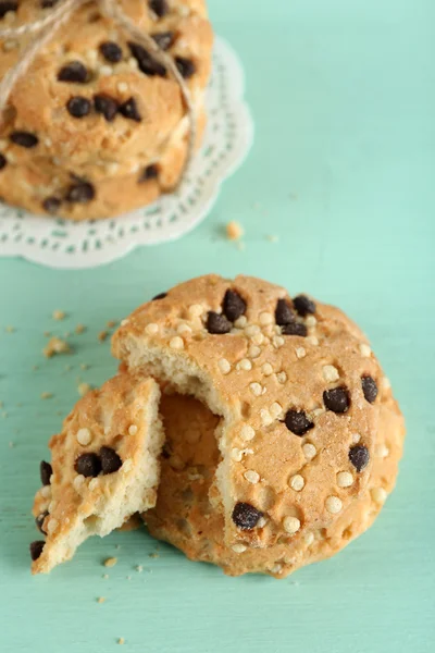 Galletas sabrosas sobre fondo de madera de color — Foto de Stock