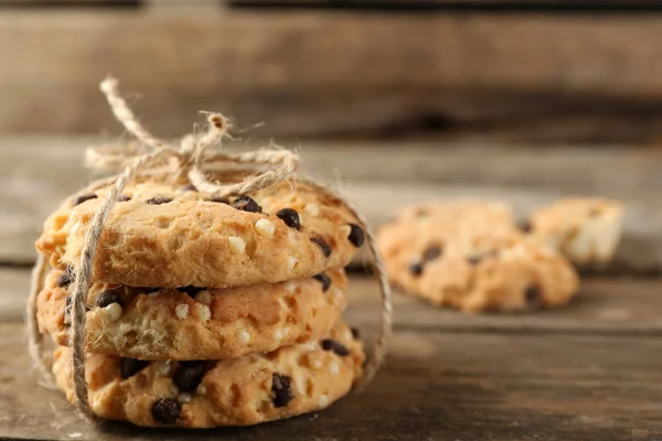 Вкусное печенье на деревенском деревянном фоне — стоковое фото