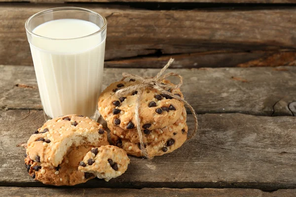 美味饼干和牛奶杯 — 图库照片
