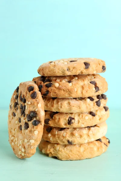 Leckere Plätzchen auf farbigem Holzhintergrund — Stockfoto