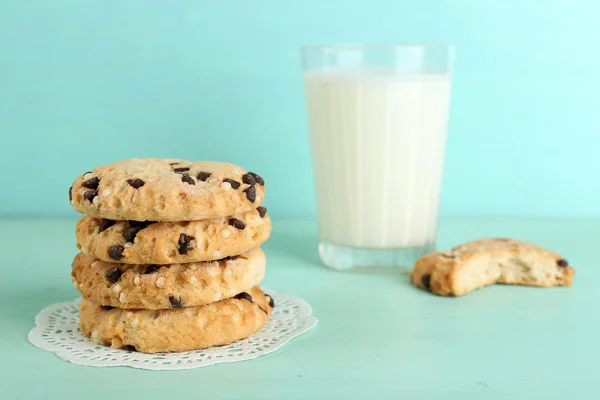 Galletas sabrosas y vaso de leche —  Fotos de Stock