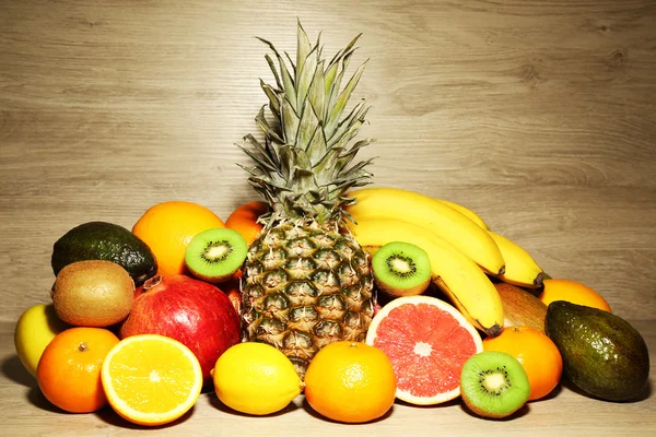 Assortiment van exotische vruchten op houten achtergrond — Stockfoto