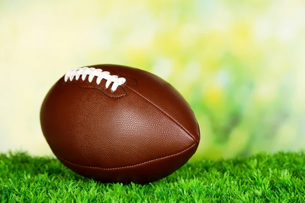 Football americano sul campo su erba verde, sullo sfondo della natura — Foto Stock