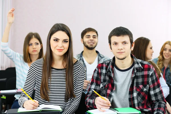 Eleverna sitter i klassrummet — Stockfoto