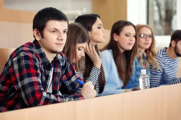 Groep studenten in de klas — Stockfoto