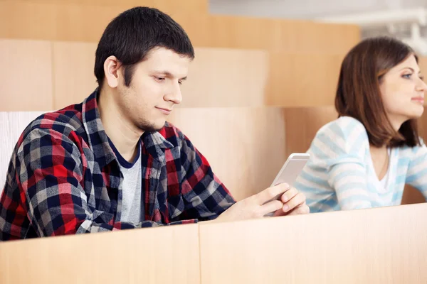 Eleverna sitter i klassrummet — Stockfoto