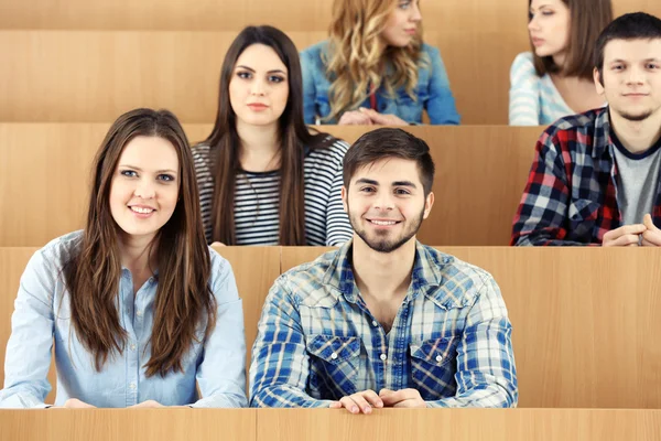 Grupo de estudiantes sentados en el aula — Foto de Stock