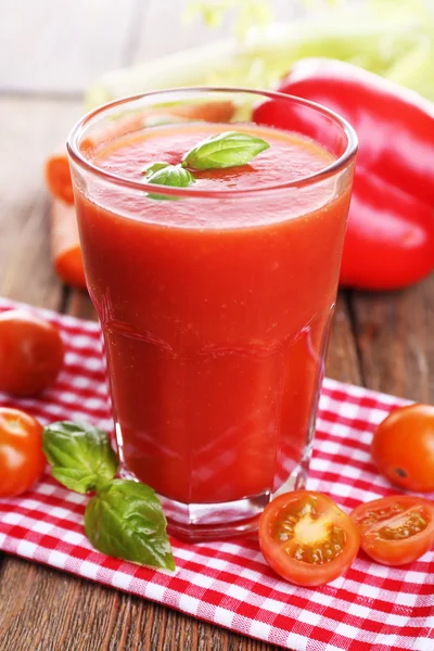 Glas tomatensap met groenten op houten tafel close-up — Stockfoto