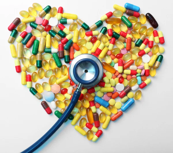 Estetoscópio com comprimidos coração — Fotografia de Stock