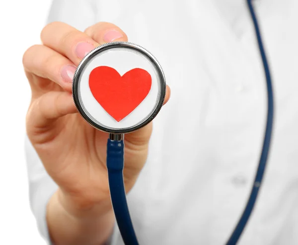 Stéthoscope avec cœur dans les mains du médecin — Photo