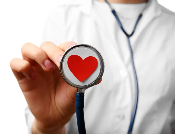 Stethoscoop met hart in handen van de arts — Stockfoto