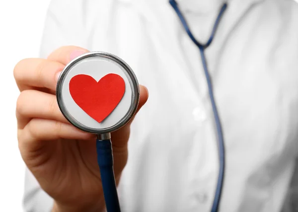 Stéthoscope avec cœur dans les mains du médecin — Photo