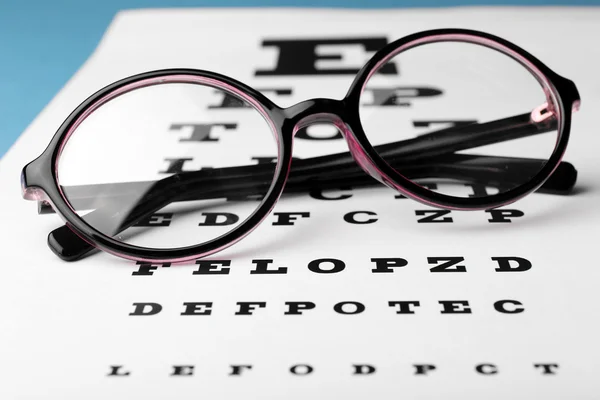 Gafas en la carta del ojo —  Fotos de Stock