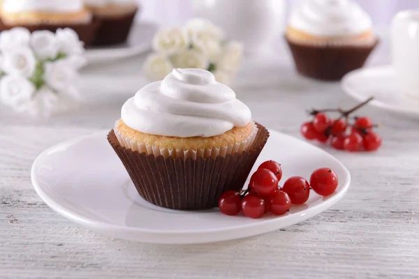 Heerlijke cupcakes op tafel — Stockfoto