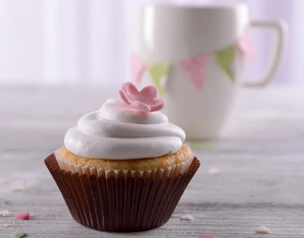 Deliciosos cupcakes en la mesa — Foto de Stock