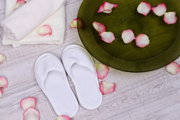 Wellnessschale mit Wasser, Rosenblättern — Stockfoto