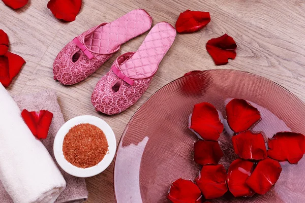 Cuenco spa con agua, pétalos de rosa — Foto de Stock