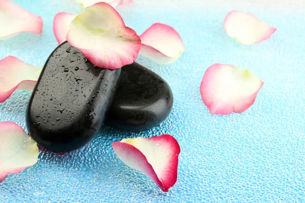 Spa stones and petals — Stock Photo, Image