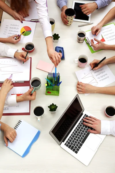 Grupo de empresarios que trabajan en escritorio vista superior — Foto de Stock